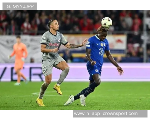 奥卡福进球瞬间意外出现沙滩球引发热刺球迷热议