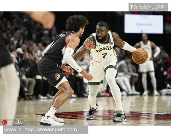 杰伦布朗轻松发挥9投5中贡献15分7篮板4助攻展现全能实力