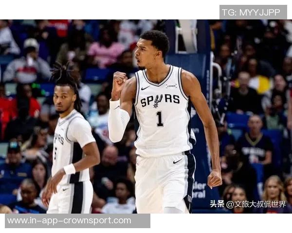 文班半场示意哈珀空接成功引发全场惊叹瞬间 文班半场示意哈珀空接成功引发全场惊叹瞬间