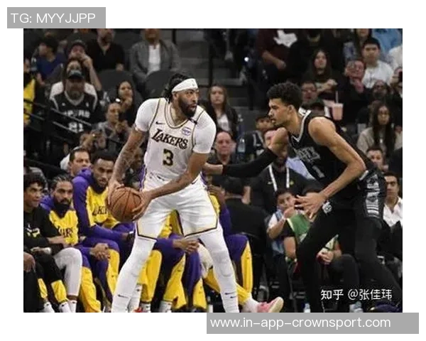 张佳玮解析马刺战术文班拿防守篮板后迅速推进全队快攻策略