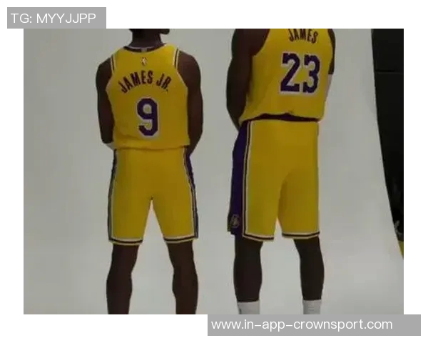 詹姆斯与画家亲密合影庆祝传递兄弟情谊与骄傲之情 詹姆斯与画家亲密合影庆祝传递兄弟情谊与骄傲之情