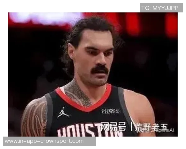 亚当斯如野兽般光脚漫步手持牛排展现原始魅力